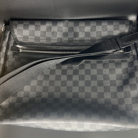 Louis Vuitton Damier graphite messenger bag - Picture 10 of 16